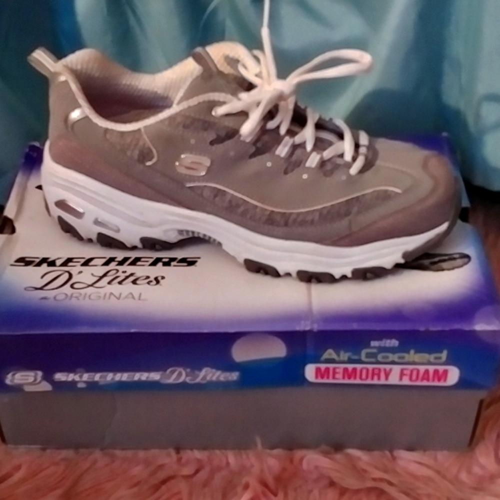 Skechers D'Lites running sneaker size 9